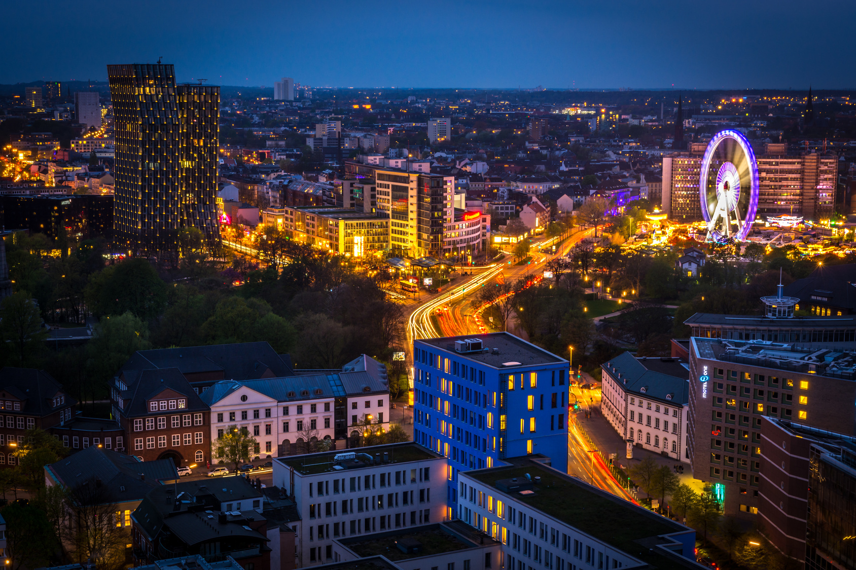 St. Pauli bei Nacht mit dem auffälligen Riesenrad. Detektive der Kurtz Detektei Hamburg, Privatdetektei Hamburg, Untreue-Detektiv Hamburg, Privatdetektiv Fremdgehen Hamburg