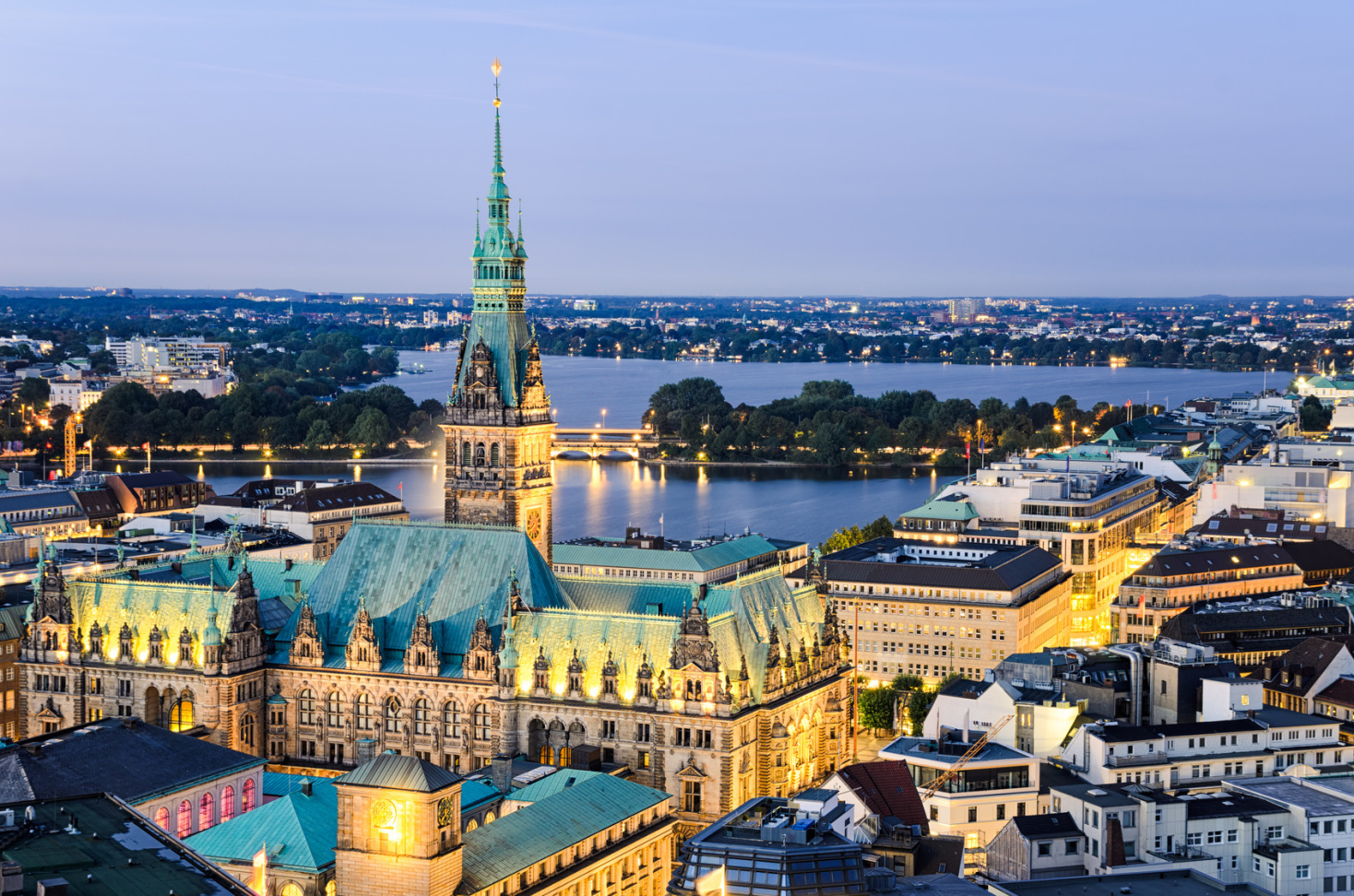 Hamburger Rathaus und Alster in der Dämmerung; Detektive der Kurtz Detektei Hamburg