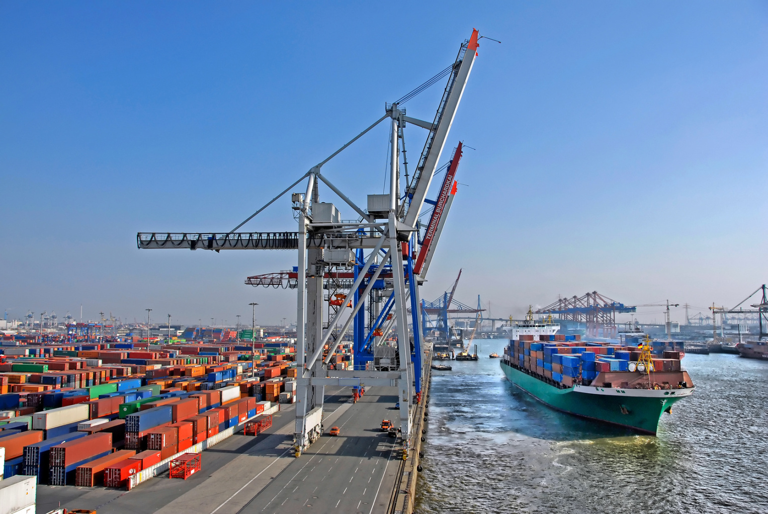 Hamburger Hafen mit Transportschiffen, Containern und Kränen; Kurtz Wirtschaftsdetektei Hamburg