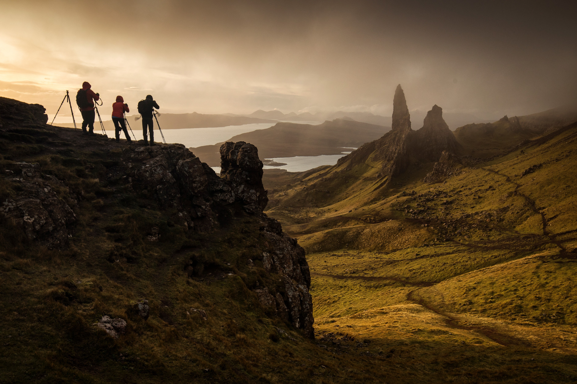 Hiker fotografieren den Old Storr auf der Isle of Skye, Schottland (Großbritannien, Vereinigtes Königreich); Detektivagentur Schottland (Großbritannien, Vereinigtes Königreich), Privatdetektei Schottland (Großbritannien, Vereinigtes Königreich), Wirtschaftsdetektei Schottland (Großbritannien, Vereinigtes Königreich), Wirtschaftsdetektiv Schottland (Großbritannien, Vereinigtes Königreich)
